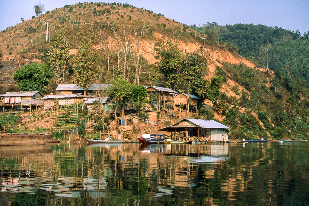 493705